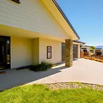 Roys Bay Lodge - Wanaka Holiday Home