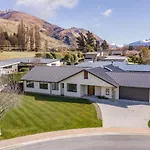 Roys Bay Lodge - Wanaka Holiday Home