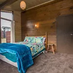 Lakeside Escape - Wanaka Holiday Bach