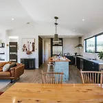 Minaret Ridge - Sleeps 8 - Mountain Views