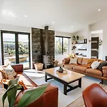 Minaret Ridge - Sleeps 8 - Mountain Views