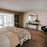 Lake Edge - Sleeps 6 - Centrally Located - Lake & Mountain Views