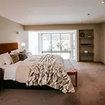 Lake Edge - Sleeps 6 - Centrally Located - Lake & Mountain Views