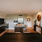 Lake Edge - Sleeps 6 - Centrally Located - Lake & Mountain Views