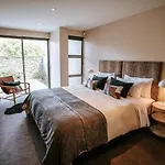 Lake Edge - Sleeps 6 - Centrally Located - Lake & Mountain Views