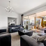 Lakeside Luxury - Wanaka Holiday Home