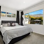 Lakeside Luxury - Wanaka Holiday Home