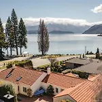 Lakeside Lodge