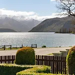 Lakeside Lodge