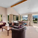 Lakeside Lodge