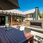 Modern Lake Haven - Wanaka Holiday Home