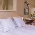 Private, Tasteful Studio- Min Two-Night Stay