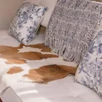 Private, Tasteful Studio- Min Two-Night Stay