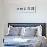 Central Luxury Apartment 205