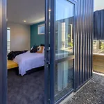 Sapphire Delight - 1 Bedroom Private Room