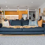 Genoa - Sleeps 6 - Lakefront Apartment