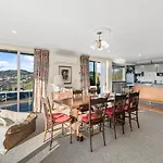 Manuka Views - Wanaka Holiday Home