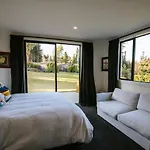 Mt Roy Terrace - Sleeps 8 - Mountain Views - Artwork Collection