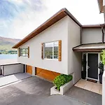 Luxury Lakeview Vista Apartment