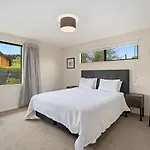 Urban Oasis - Wanaka Holiday Home