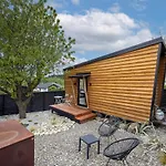Tiny House With Mountain Views, Indoor And Outdoor Fire, Private Courtyard Garden