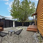 Tiny House With Mountain Views, Indoor And Outdoor Fire, Private Courtyard Garden