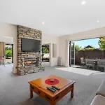 Heritage Villa 10 - Wanaka Holiday Home