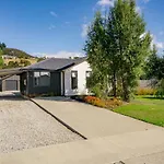 Relax On Snowberry - Wanaka Holiday Home