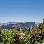 Lakehouse Retreat - Wanaka Holiday Home