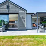 Serenity Haven: Retreat With Panoramic Views