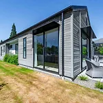 Serenity Haven: Retreat With Panoramic Views