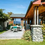 Bullock Creek Chalet - Sleeps 8 - Lake & Mountain Views - Private & Secluded
