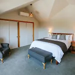 Bullock Creek Chalet - Sleeps 8 - Lake & Mountain Views - Private & Secluded