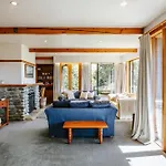 Bullock Creek Chalet - Sleeps 8 - Lake & Mountain Views - Private & Secluded