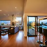 On The Rocks - Sleeps 8 - Family Friendly Holiday Home