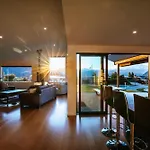 On The Rocks - Sleeps 8 - Family Friendly Holiday Home