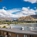 Lakeside Luxury 2 Bedroom Apartment