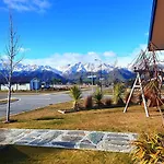 Hawea Heaven: Superking Beds + Hot Tub + Mountain