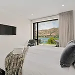 Lakefront Premier - 3 Bedroom