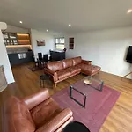 Wanaka Easy-Living With Lake Views