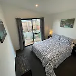Wanaka Easy-Living With Lake Views