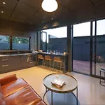 Yellow Pots Apartment A, Luxurious Outdoor Bath