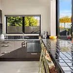 Yellow Pots Apartment C, Luxurious Outdoor Bath