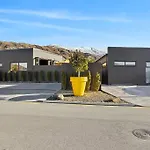 Yellow Pots Apartment C, Luxurious Outdoor Bath