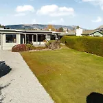 Scenic Stay Lake & Mountain Views