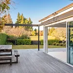 Luxury Wanaka Home, Hot Tub, Garden