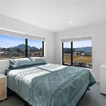 Parkside Views - Wanaka Holiday Home