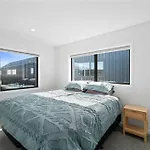 Parkside Views - Wanaka Holiday Home