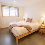Sunny & Spacious On Scurr Terrace