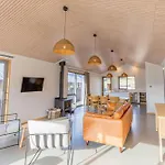 Sunny & Spacious On Scurr Terrace